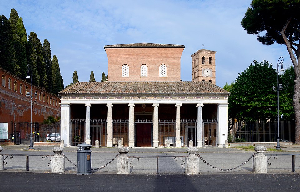 Fachada da Basílica de São Lourenço Fora dos Muros em Roma, uma das sete igrejas de peregrinação da cidade, onde estão as relíquias de São Lourenço, diácono e mártir.