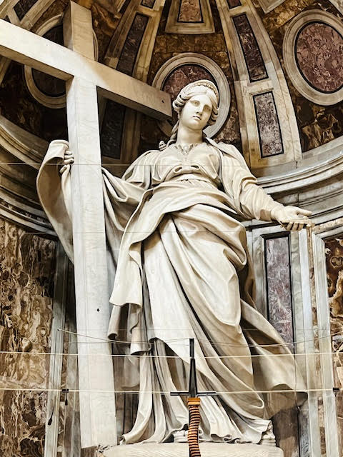 Imagem de Santa Helena segurando a Cruz de Cristo, na Basílica de São Pedro, lembrada como a santa que trouxe a Escada Santa de Jerusalém a Roma.