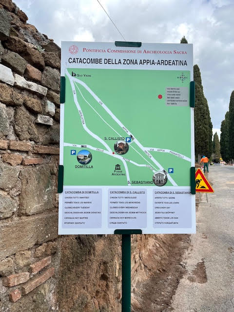 Mapa informativo que mostra a localização e os trajetos entre as Catacumbas de Domitila, São Calixto e São Sebastião, em Roma, com detalhes das entradas e percursos na área da Via Ápia-Ardeatina.