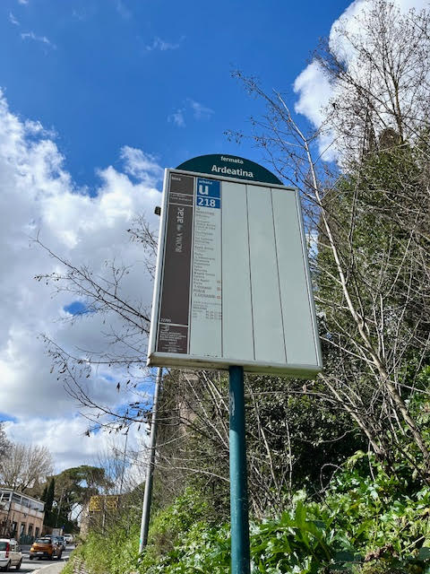 Placa no ponto de ônibus Ardeatina, em Roma, próximo à entrada das Catacumbas de São Calixto. A placa indica a linha 218, que leva os passageiros até a Basílica de São João de Latrão, passando por várias paradas na Via Ápia.