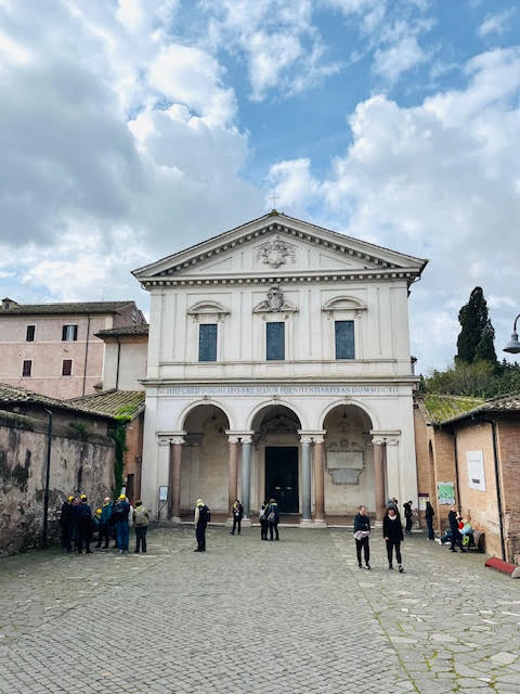 "Roma cristã lugares imperdíveis – fachada da Basílica de São Sebastião, onde repousam as relíquias do mártir