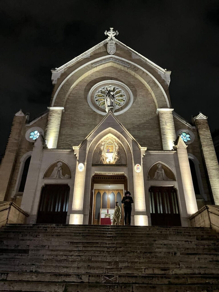 Fachada da Igreja de Santo Afonso Maria de Ligório em Roma, iluminada à noite, onde se venera o ícone original de Nossa Senhora do Perpétuo Socorro.