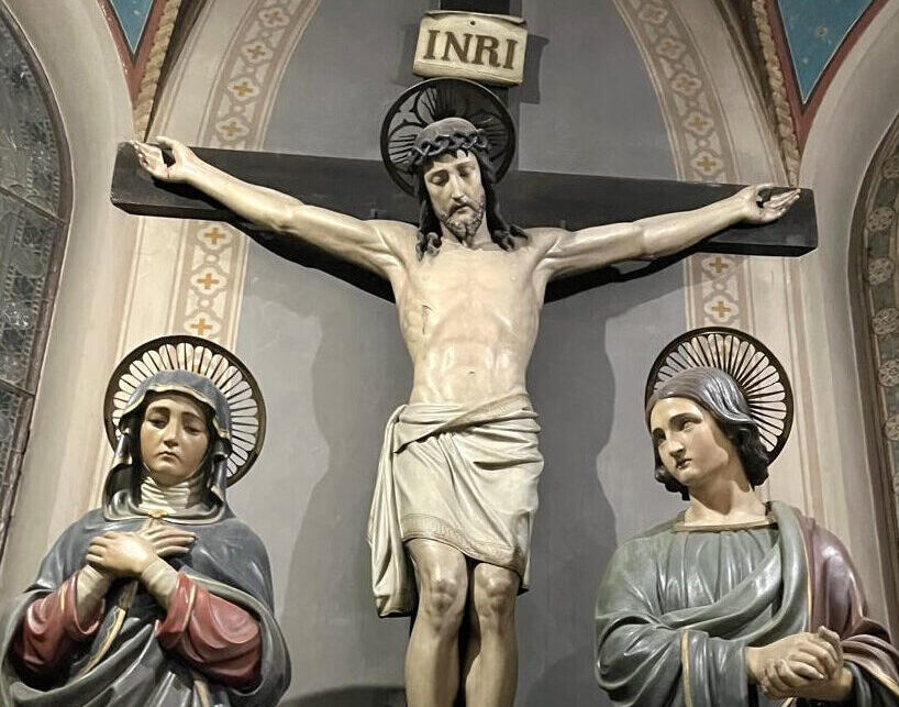 Cristo crucificado, com Maria e João aos pés da Cruz, imagem presente na Igreja de Santo Afonso Maria de Ligório, em Roma.