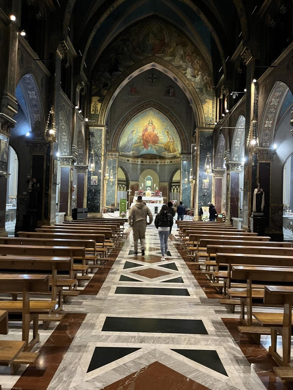Interior da Igreja de Santo Afonso Maria de Ligório em Roma, com o altar que abriga o ícone original de Nossa Senhora do Perpétuo Socorro.