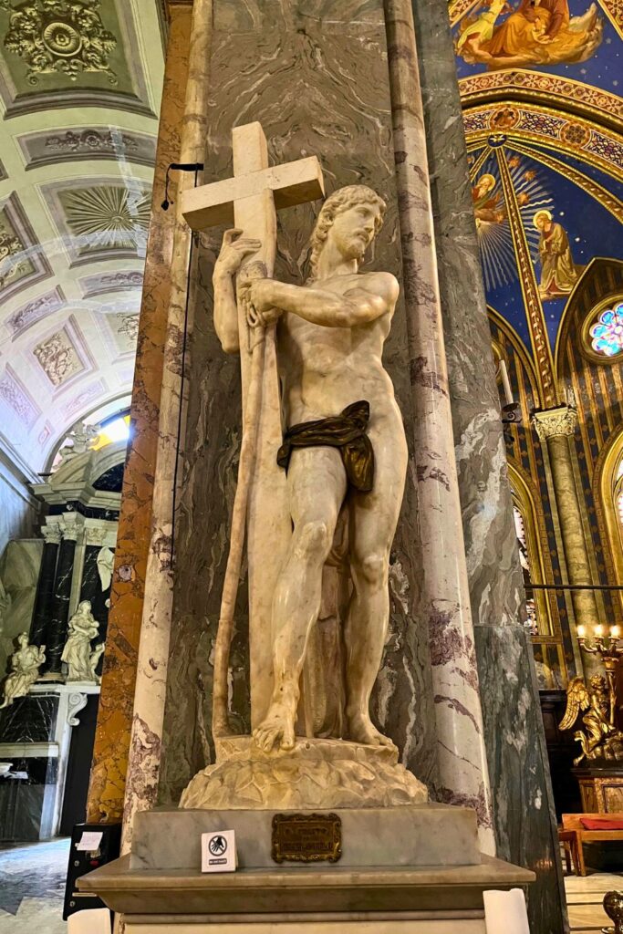 Escultura de Cristo carregando a cruz, de Michelangelo, na Basílica de Santa Maria sopra Minerva em Roma.