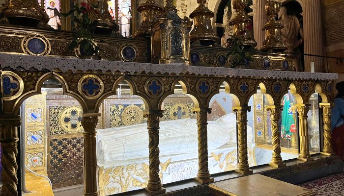 Sarcófago de Santa Catarina de Sena sob o altar principal da Basílica de Santa Maria sopra Minerva, adornado em ouro e vidro.