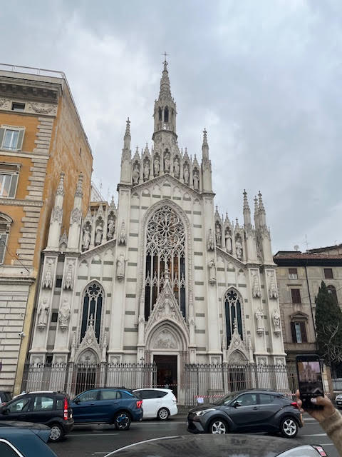 Fachada neogótica da Igreja do Sagrado Coração do Sufrágio em Roma.