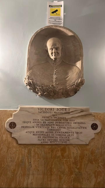 Busto e placa em homenagem ao Padre Victor Jouët, fundador da Igreja do Sagrado Coração do Sufrágio e criador do Pequeno Museu do Purgatório em Roma.