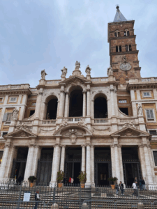 Fachada monumental da Basílica de Santa Maria Maior, com destaque para o campanário e as esculturas barrocas em Roma.