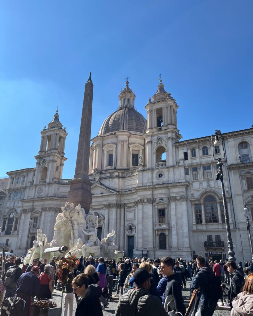 Piazza Navona em Roma com a Fonte dos Quatro Rios e a Igreja de Santa Inês ao fundo em estilo barroco