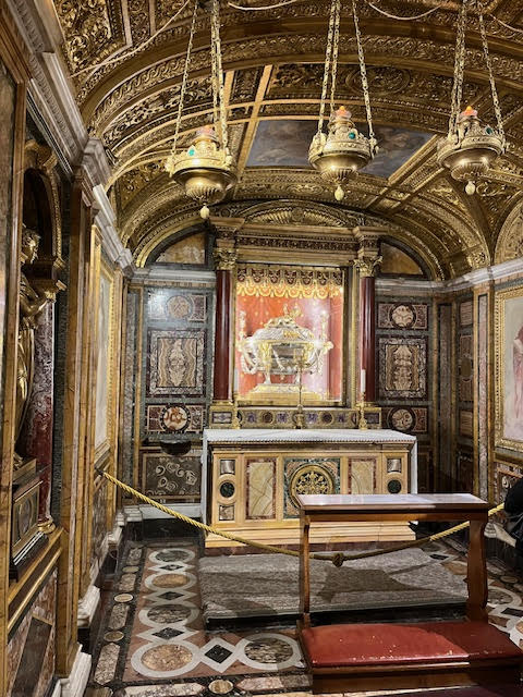 Relicário com as tábuas da Manjedoura de Cristo, na Basílica de Santa Maria Maior. 