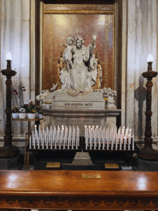 Maria Santíssima com o Menino Jesus em espaço de oração na Basílica de Santa Maria Maior, Roma.