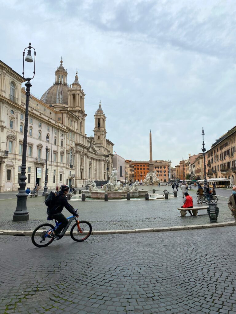Piazza Navona em Roma com a Igreja de Santa Inês em Agonia, local histórico ligado ao martírio da santa padroeira.
