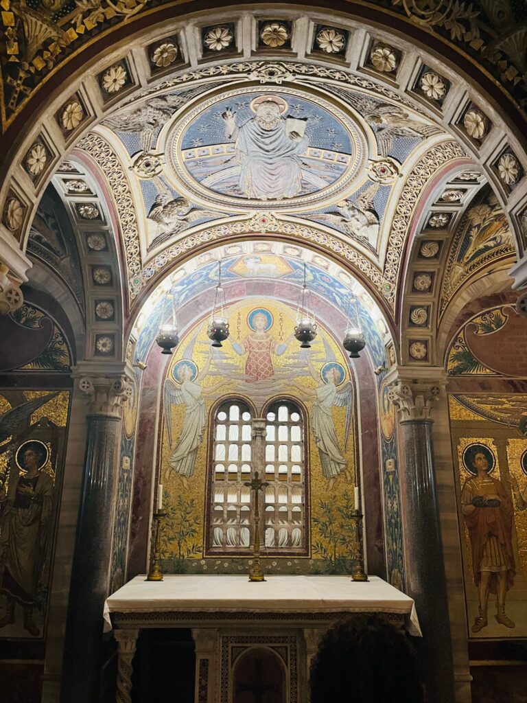 Cripta da Basílica de Santa Cecília em Trastevere, com o altar que guarda o túmulo da santa mártir sob o altar principal da igreja.