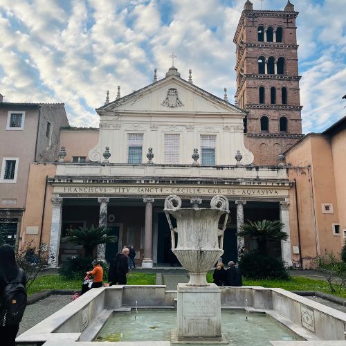 Fachada da Basílica de Santa Cecília em Trastevere