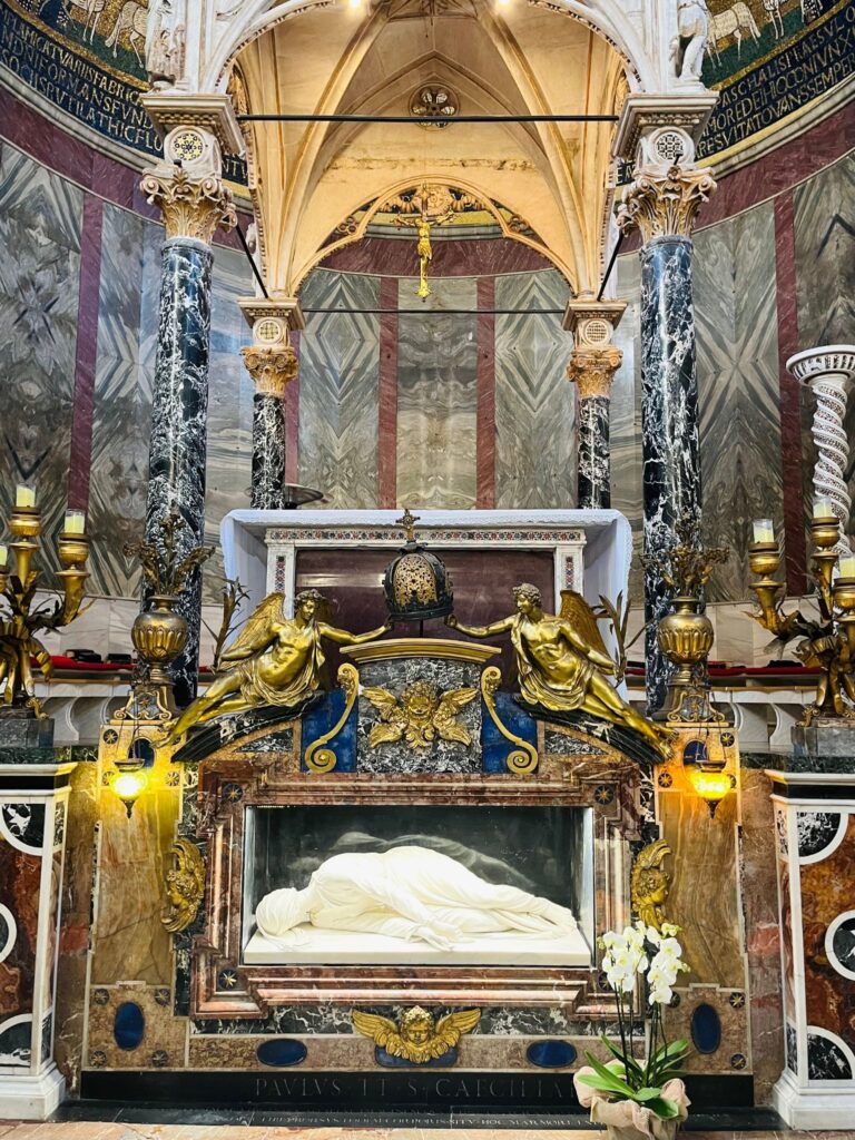 Roma cristã lugares imperdíveis – imagem de Santa Cecília na basílica dedicada à mártir