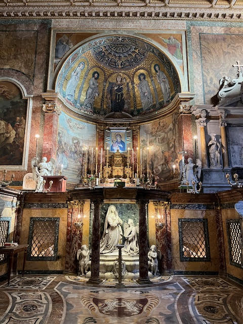 Altar principal da Basílica de Santa Francisca Romana, em Roma, com o mosaico da Virgem Maria e o Menino Jesus sobre a escultura de Santa Francisca em oração.
