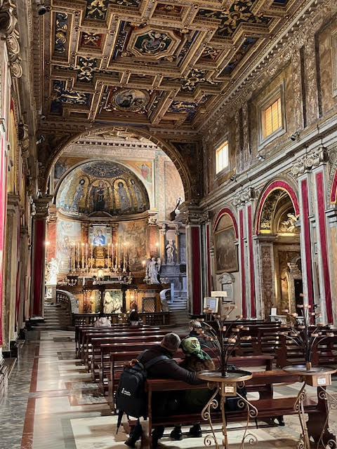 Interior da Basílica de Santa Francisca Romana em Roma, mostrando o altar principal e o mosaico da Virgem com o Menino Jesus.