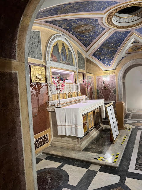Cripta da Basílica de Santa Francisca Romana, em Roma, onde repousa o corpo da santa junto ao altar.