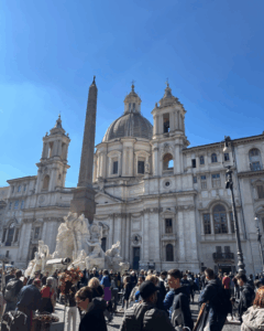 Piazza Navona em Roma com a Fonte dos Quatro Rios e a Igreja de Santa Inês ao fundo em estilo barroco