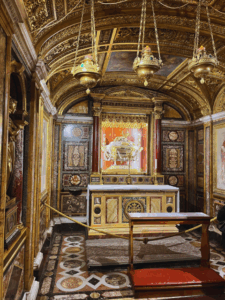 Relicário com tábuas da manjedoura de Cristo na Basílica de Santa Maria Maior, em Roma.