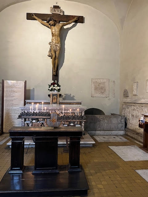 Crucifixo na Basílica de Santa Prassede em Roma, diante do qual os fiéis rezam e recordam o sacrifício redentor de Cristo.