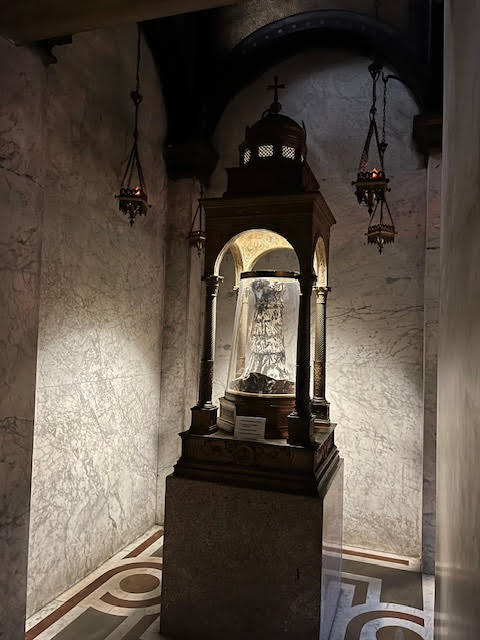 Relíquia da Coluna da Flagelação de Cristo conservada na Basílica de Santa Prassede em Roma, venerada pelos fiéis como testemunho da Paixão do Senhor.