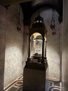 Relíquia da Coluna da Flagelação de Cristo, na Basílica de Santa Prassede em Roma.