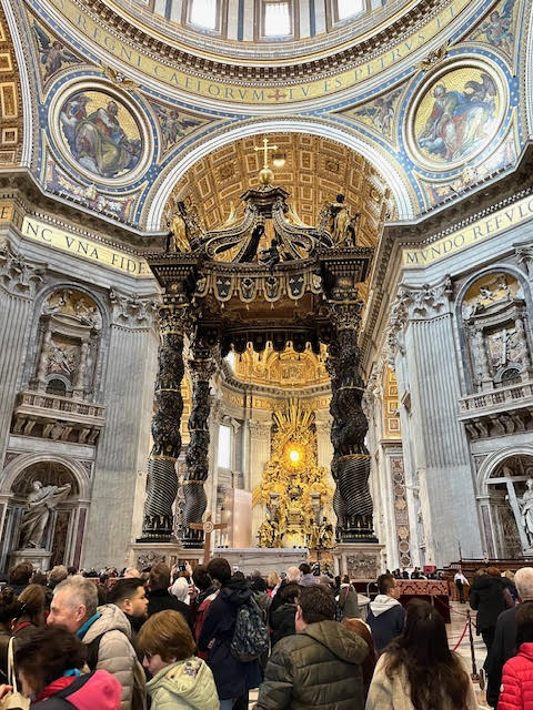 Interior da Basílica de São Pedro com o altar papal e o baldaquino de Bernini; abaixo, encontra-se o túmulo de São Pedro