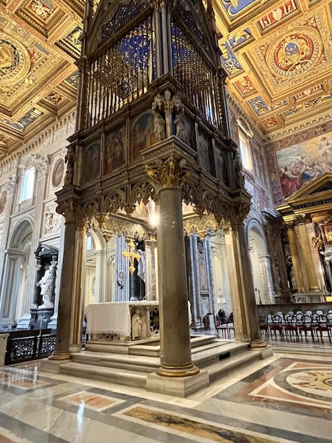 Baldaquino gótico na Basílica de São João de Latrão com relíquias ligadas a São Pedro e São Paulo em Roma.