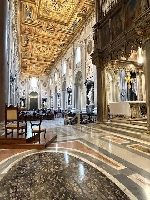 Interior da Basílica de São João de Latrão com nave dourada e altar associado à missão de São Pedro e São Paulo em Roma.