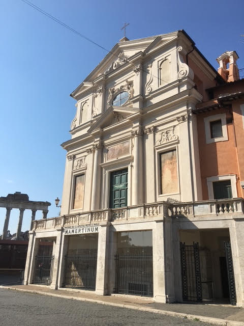Fachada da Igreja de São José dos Carpinteiros em Roma, com entrada para o Cárcere Mamertino, local onde São Pedro e São Paulo foram presos antes do martírio.