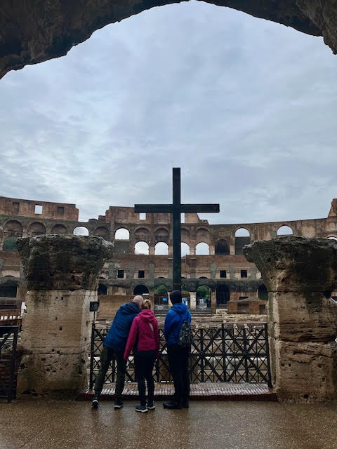 Cruz no Coliseu de Roma, símbolo da vitória de Cristo, memória dos mártires cristãos e da Via Sacra celebrada pelo Papa na Sexta-feira Santa.