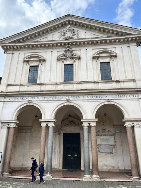 Igreja de São Sebastião Fora dos Muros, erguida sobre catacumbas cristãs que abrigaram os corpos de São Pedro e São Paulo em tempos de perseguição.
