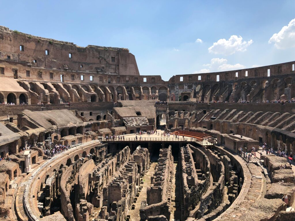 Interior do Coliseu de Roma, local do martírio de cristãos na fé primitiva, hoje memória viva do testemunho e da vitória da fé.