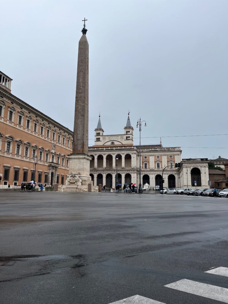 Obelisco Lateranense completo na Piazza di San Giovanni in Laterano, em Roma, erguido perto do Batistério e do Palácio Lateranense.