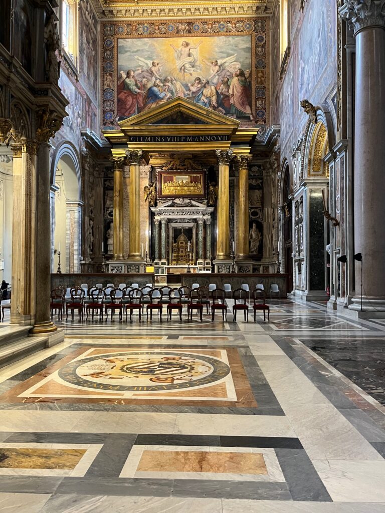 Altar do Santíssimo Sacramento na Basílica de São João de Latrão, com baldaquino monumental, colunas douradas e pintura da Ascensão de Cristo