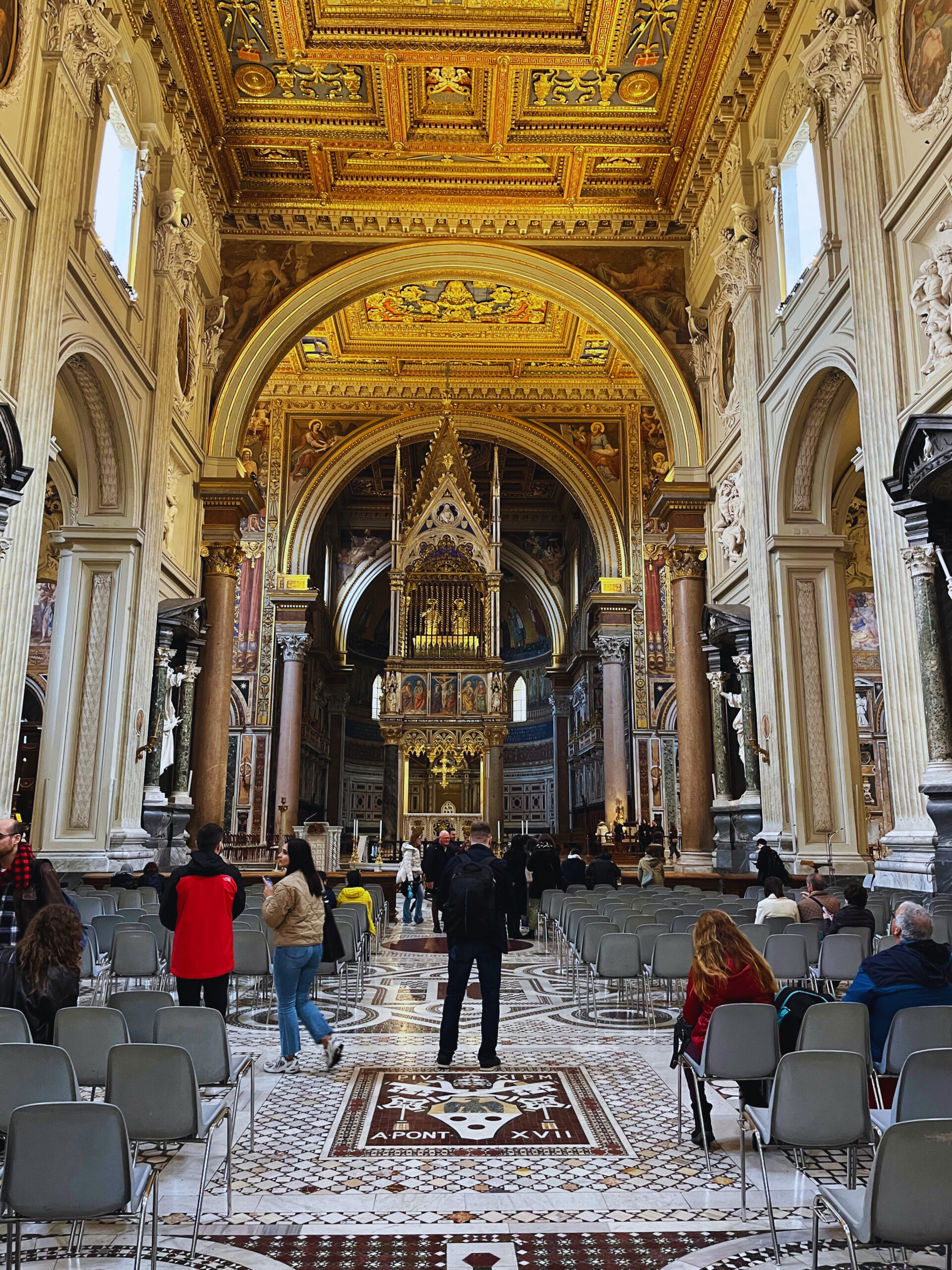 Interior da Basílica de São João de Latrão com o cibório gótico e o teto decorado