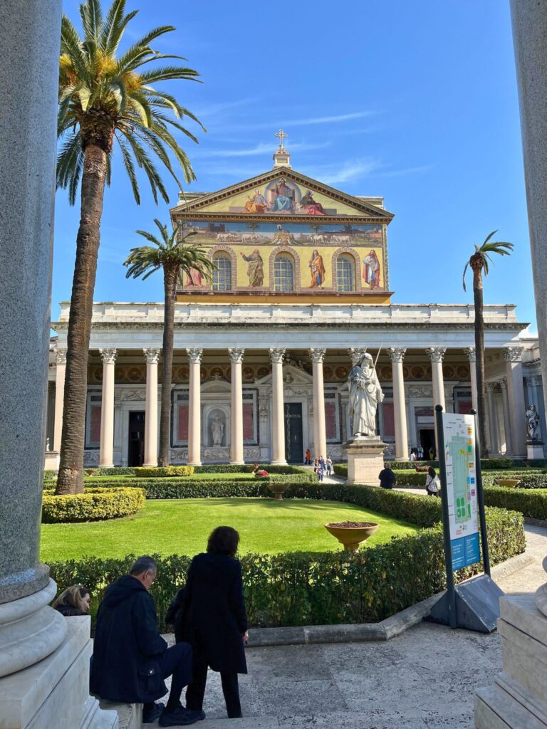 Basílica de São Paulo Fora dos Muros - fachada e jardim