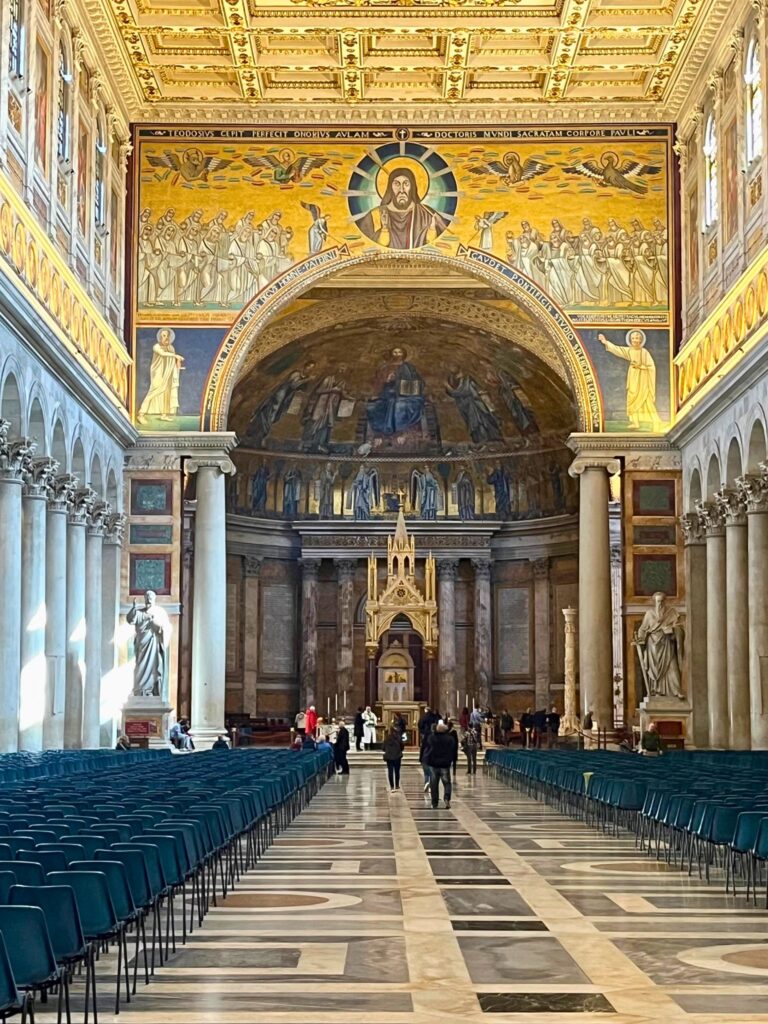 Nave central da Basílica de São Paulo Extramuros com o mosaico de Cristo e o cibório sobre o túmulo do Apóstolo

