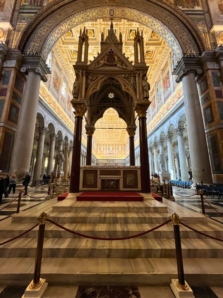 Cibório gótico sobre o túmulo de São Paulo na Basílica de São Paulo Extramuros em Roma