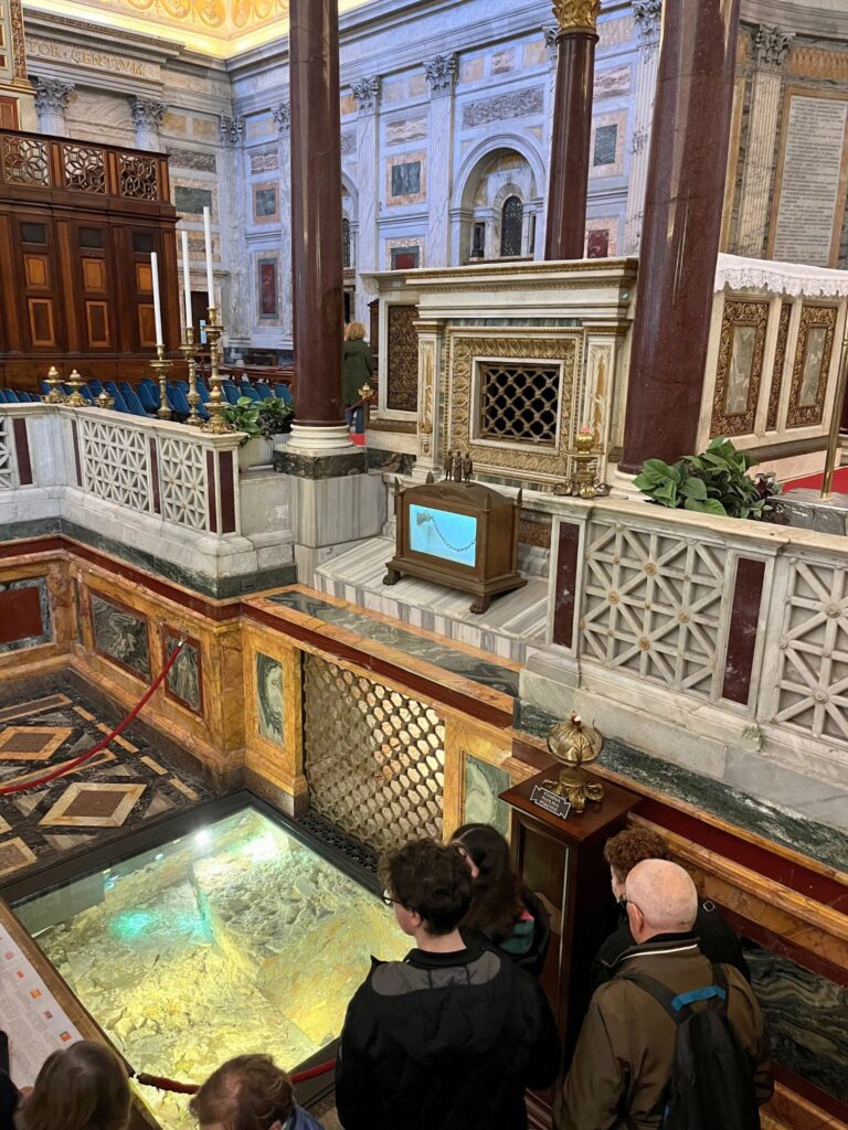 Túmulo de São Paulo Apóstolo visto por fiéis na Basílica de São Paulo Extramuros em Roma