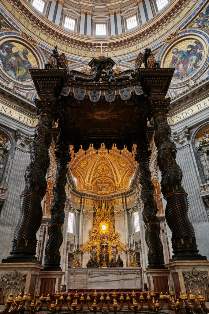 Altar Papal e Cátedra de São Pedro iluminada no interior da Basílica do Vaticano