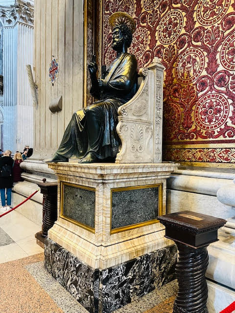 Estátua de São Pedro do século XIII na Basílica do Vaticano com o pé desgastado pelo toque dos fiéis
