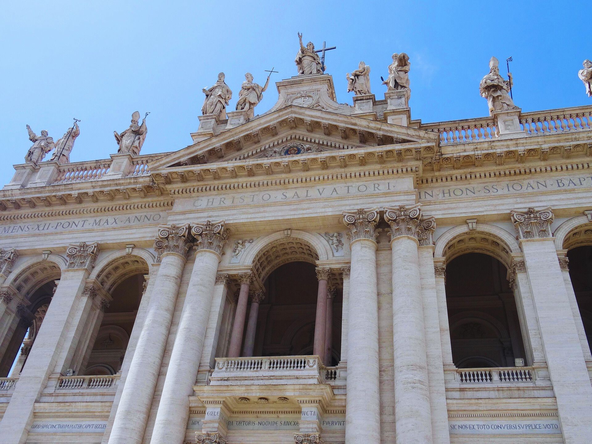 Basílica de São João de Latrão - fachada e esculturas