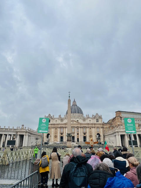 Peregrinação para a Basílica de São Pedro, uma das Sete Igrejas de peregrinação em Roma.