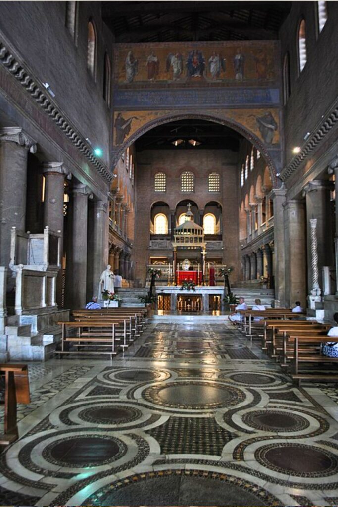 Interior da nave principal da Basílica de São Lourenço Fora dos Muros, Roma.
