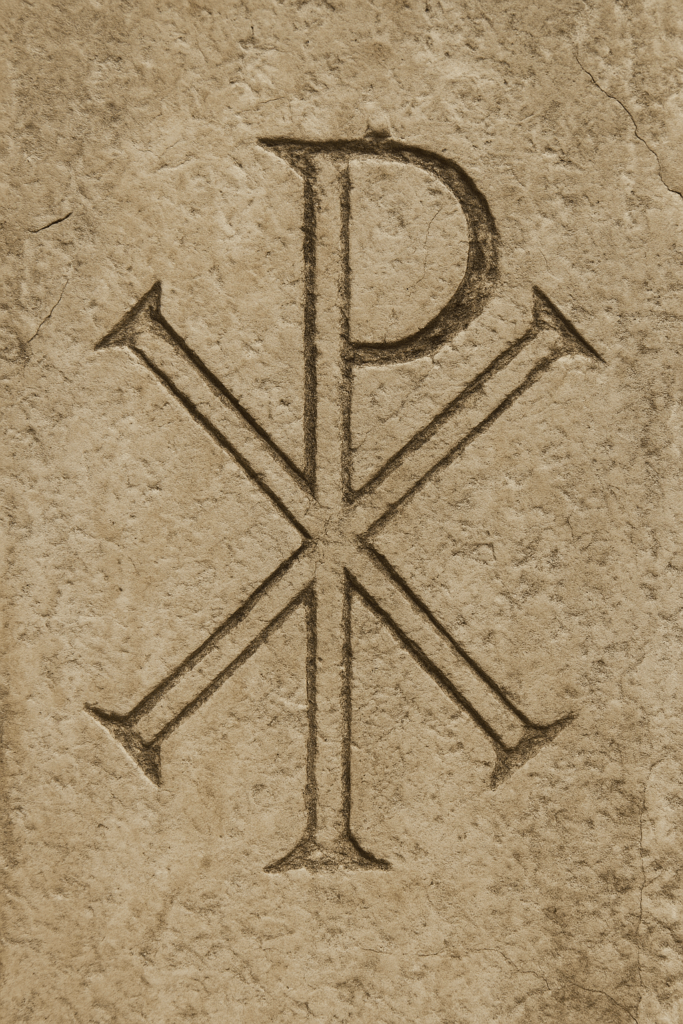 Cristograma Chi-Rho esculpido em pedra, formado pelas letras gregas Χ (Chi) e Ρ (Rho), representando o nome de Cristo.