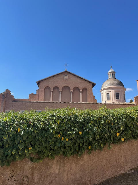 Fachada da Basílica dos Santos João e Paulo em Roma, no Monte Célio