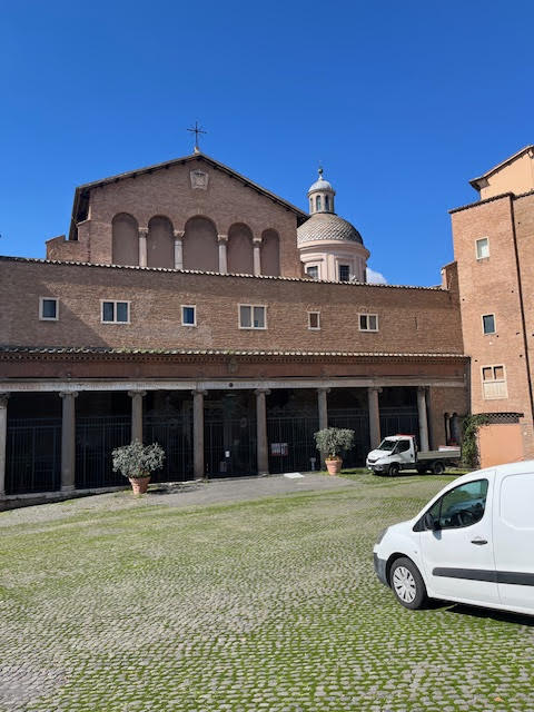 Fachada da Basílica dos Santos João e Paulo em Roma, construída sobre a antiga casa dos mártires João e Paulo, no Monte Célio.